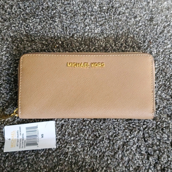 NWT Michael kors jet set wallet.. - Picture 1 of 4